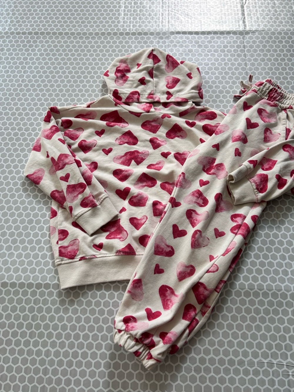 Jessica Simpson Girls Cream Hoodie Heart Jogger Pajama Set Pink Hearts. Size 5/6